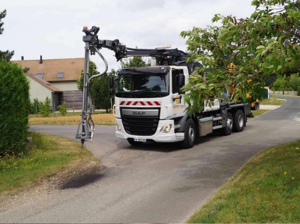 camion blow patcher sur route